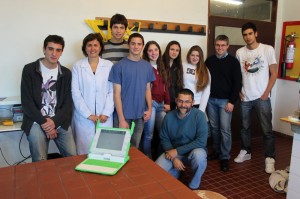 El grupo que participó del Taller en el liceo de Solymar: Martín Goncálvez, la docente Andrea Barnech, Lucas Arjona, Matías González, Tatiana Pons, Leonor Firpo, Analía Martínez, Alejandro Landoni y Gaspar Díaz. En cuclillas, el prof Guzmán Trinidad. Detrás las viejas escuadras y delante la nueva herramienta para aprender física. 