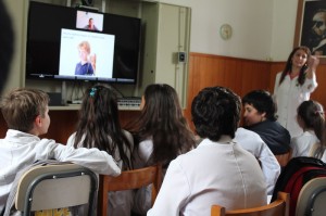 Clase de inglés por videoconferencia para los alumnos de 6to C. Estas clases se brindan a 780 grupos de 200 escuelas públicas uruguayas. 