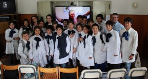 El grupo de 6º C de la Escuela Nº8 de Minas junto a la maestra Bernaschina, la profesora Kary en pantalla, la directora Giménez y Landoni. 