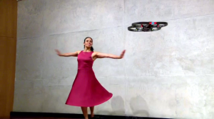 Ximena Castillo baila con un dron.