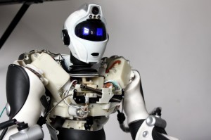 La mascota del Laboratorio de Bellas Artes: un robot comprado, el que fue destripado por los alumnos y vuelto a armar con varias mejoras.  