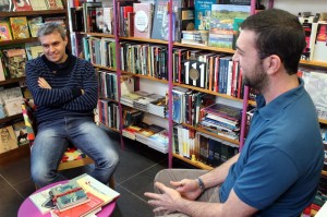 Landoni y Javier Montiel de la Librería La Purpúrea, aguardan para comenzar la entrevista. 